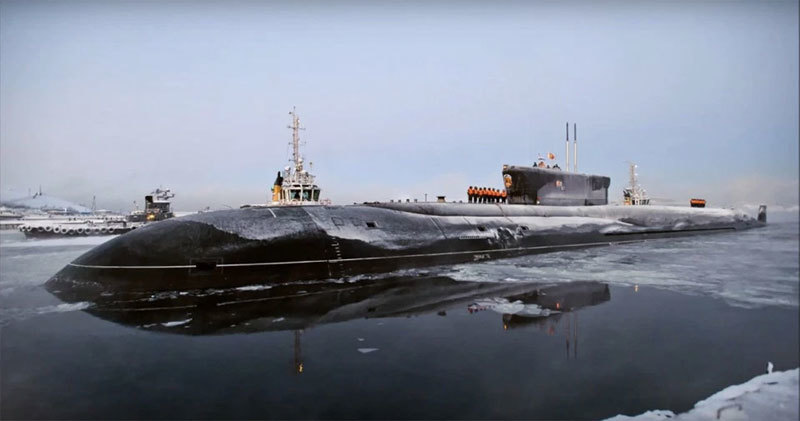 Tàu ngầm quái vật của Nga khoe uy lực sấm sét trên biển