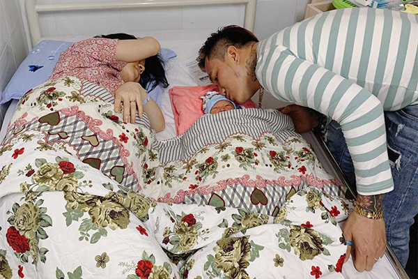 Vợ 9X sinh con trai đầu lòng cho Lâm Chấn Huy