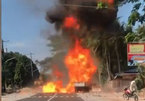 Xe tải phát nổ bốc cháy dữ dội trên đường
