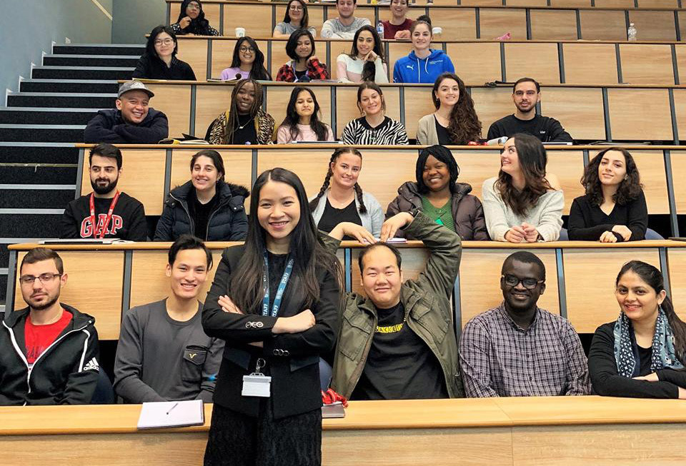 Cô gái Tày từng không biết tiếng Kinh là Giám đốc quản lý Khóa cao học tại Anh