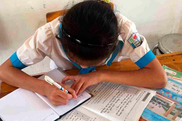 Không biết đọc, biết viết vẫn được lên lớp 3