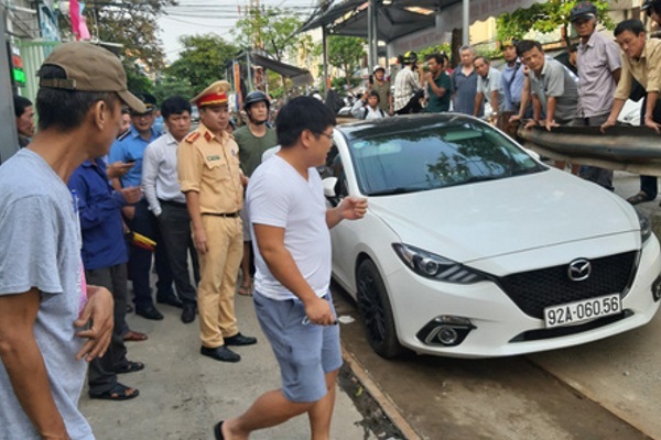 Xế hộp chình ình trên đường ray, đầu tàu hỏa 'bất động' 2 tiếng