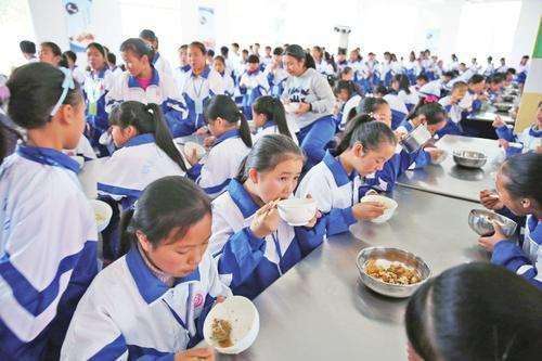 Hiệu trưởng và giáo viên phải ăn cùng học sinh sau vụ thức ăn thối mốc