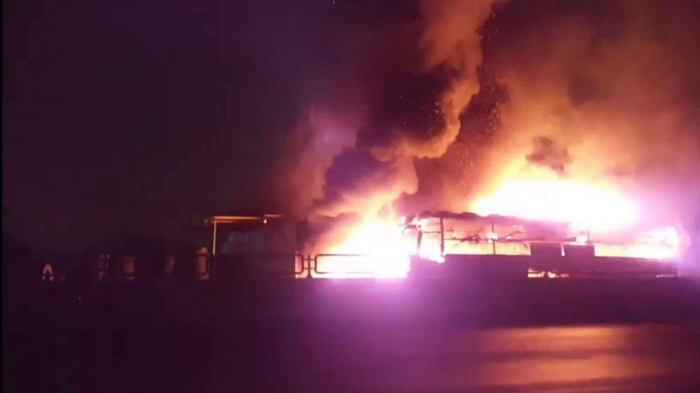 Xe khách cháy ngùn ngụt trên Quốc lộ 1A