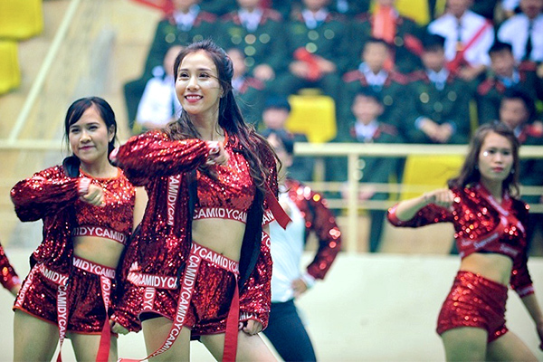 Nữ sinh Học viện An ninh nhân dân nóng bỏng trong điệu nhảy dân vũ