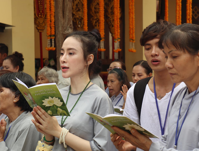 Angela Phương Trinh ăn chay trường, đi chùa tụng kinh, không khoe thân