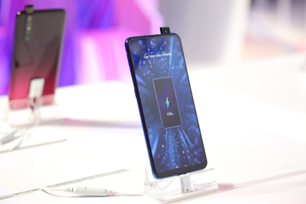 1800 bộ quà tặng khách mua Vivo V15 ở Thế Giới Di Động