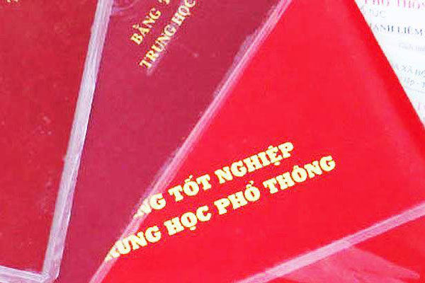 Một trưởng phòng bị cách mọi chức vụ trong Đảng vì dùng bằng giả