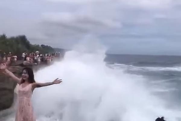 Clip nóng: Tạo dáng trên vách đá, thiếu nữ bị sóng biển cuốn phăng