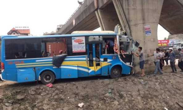 Xe khách đâm vào trụ cầu nát bét đầu, 12 người bị thương