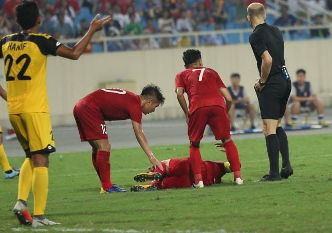 Thót tim cảnh Quang Hải nằm đau đớn trên sân