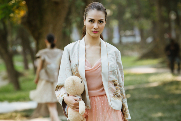 Dàn mẫu ôm gấu bông đi catwalk náo động Vườn bách thảo