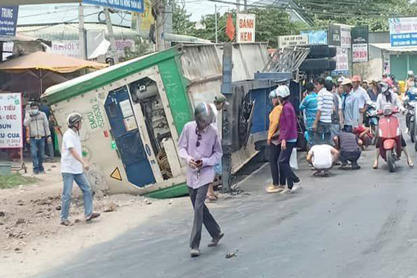 Xe container nổ lốp, rơi thùng đè chết 3 người