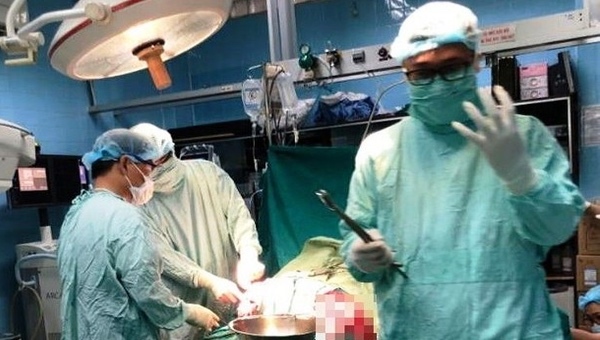 Nam thanh niên đứt lìa hai đùi khi sơ ý ngã vào máy ép giấy