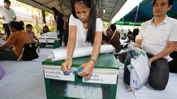 Cử tri Thái Lan ùn ùn về quê bỏ phiếu