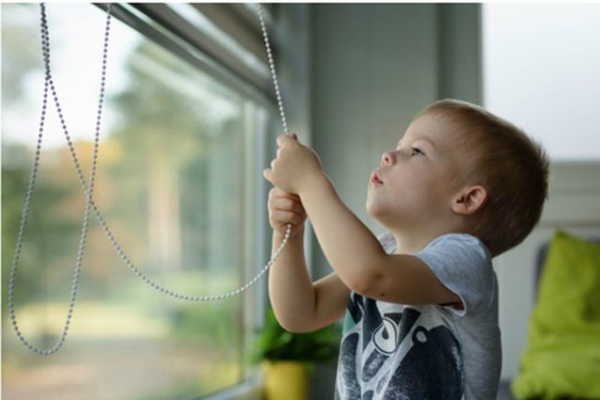 Thận trọng với rèm cửa chớp kéo dây khi nhà có trẻ con
