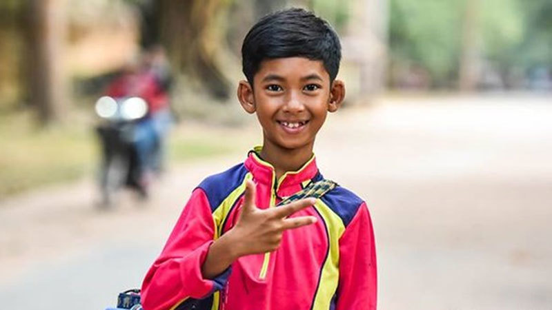 Cậu bé Campuchia có thể nói 16 ngôn ngữ khác nhau