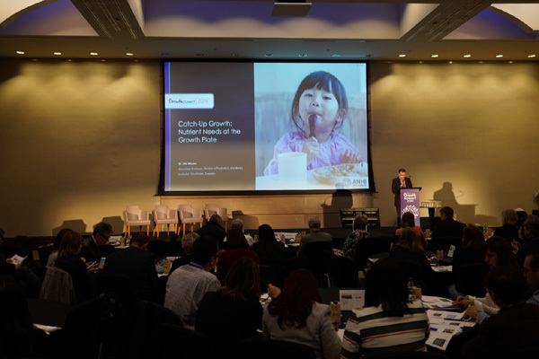 300 chuyên gia bàn về dinh dưỡng và tăng trưởng cho trẻ