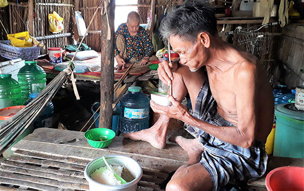 Cụ ông gần 80 tuổi vẫn lượm ve chai nuôi vợ liệt giường