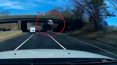 Xe chở ô tô đi qua gầm cầu, vỡ nát chiếc xe mới