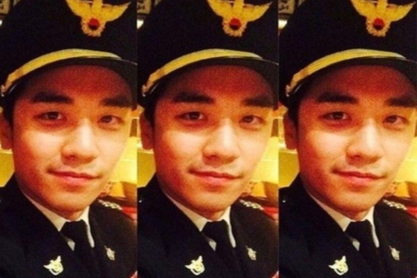 Cảnh sát chính thức điều tra bộ quân phục Seungri mặc 5 năm trước