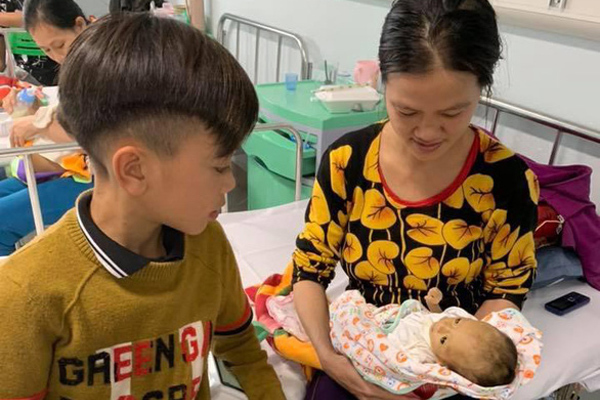 Cậu bé 13 tuổi đạp xe mất phanh từ Sơn La xuống Hà Nội thăm em ở viện