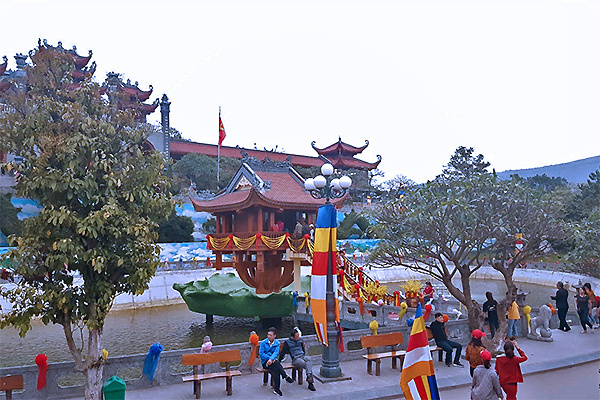 Chùa Ba Vàng, 'cây roi' và lòng từ bi