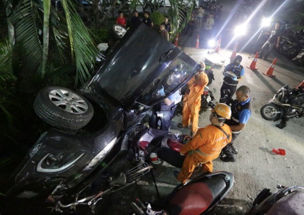 Xế hộp lao khỏi tầng 8, nữ tài xế may mắn sống sót