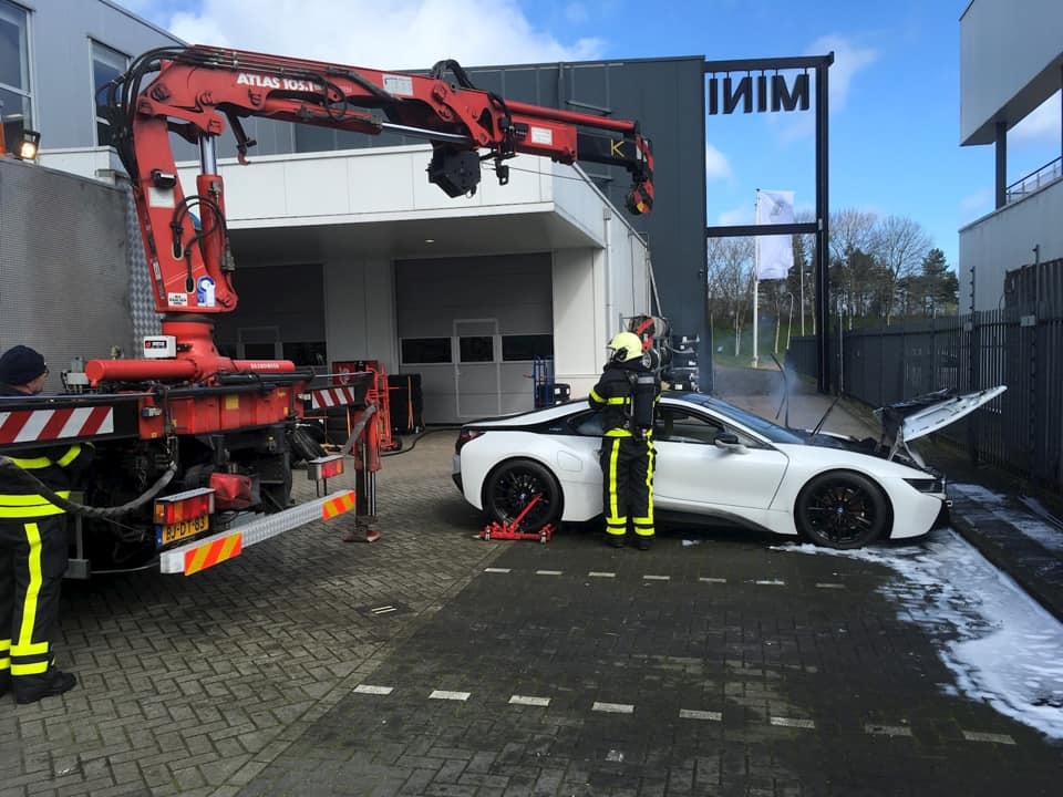 Chữa cháy siêu xe BMW i8 bằng cách thả vào thùng nước