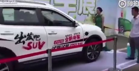 Nữ MC bị ô tô có phanh tự động húc ngã