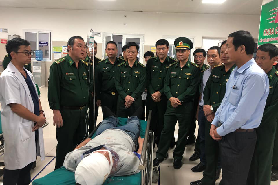 Thượng uý biên phòng bị đâm khi bắt ma túy ở Lào