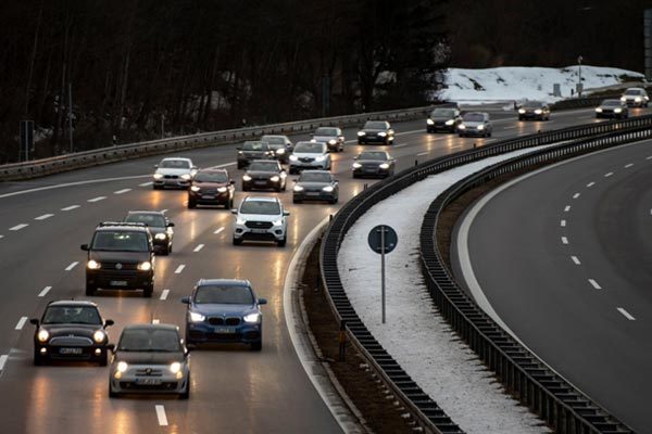 EU yêu cầu đưa công nghệ hạn chế tốc độ vào ô tô