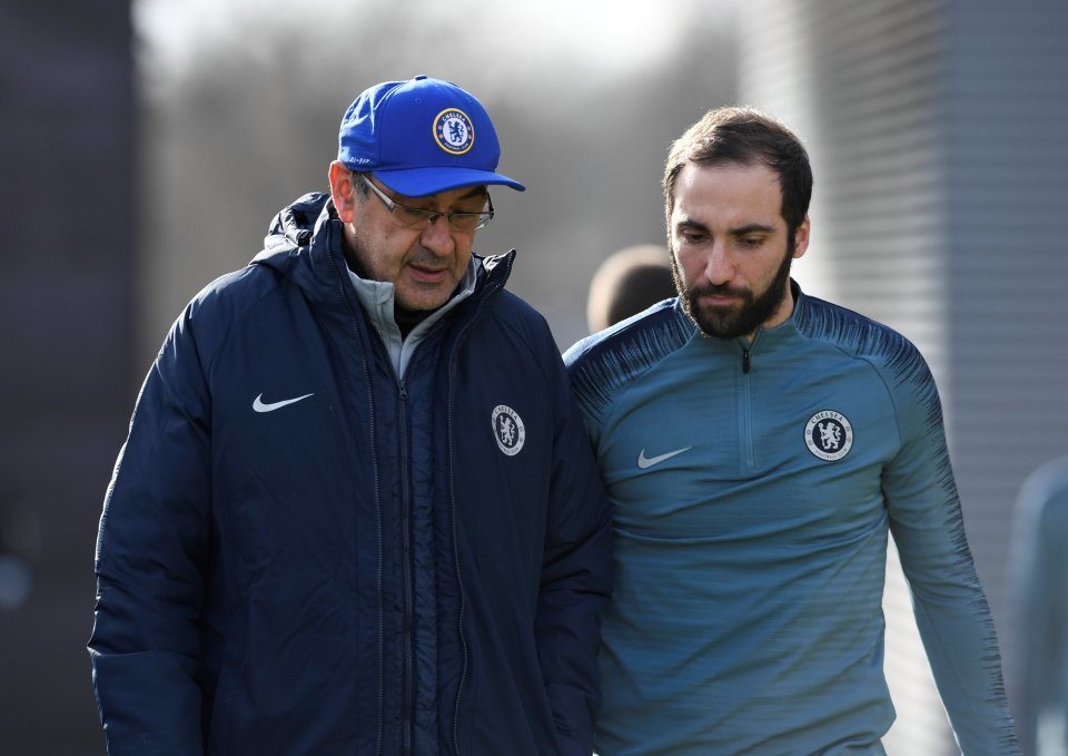 HLV Sarri và Higuain rủ nhau đào tẩu khỏi Chelsea