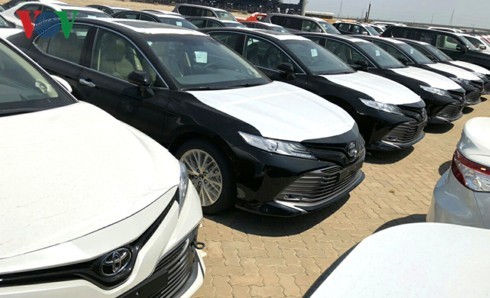 Hình ảnh hàng trăm Toyota Camry 2019 xếp hàng dài tại cảng TP.HCM