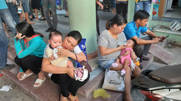 Chaos as parents struggle for vaccine in Danang