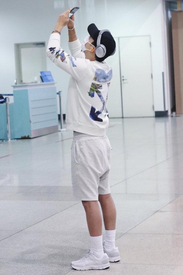 Fan mặc áo dài, cuồng nhiệt tại sân bay đón Super Junior trở lại Việt Nam