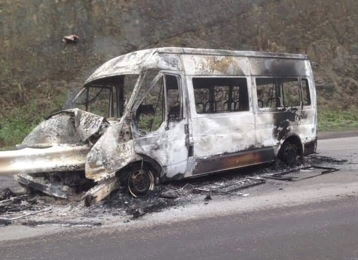 Xe khách 16 chỗ húc dải phân cách, cháy rụi