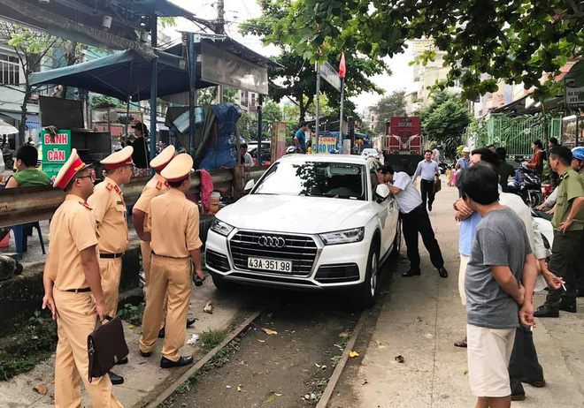 Xe Audi chặn giữa đường ray, tàu hỏa phanh gấp tại Đà Nẵng