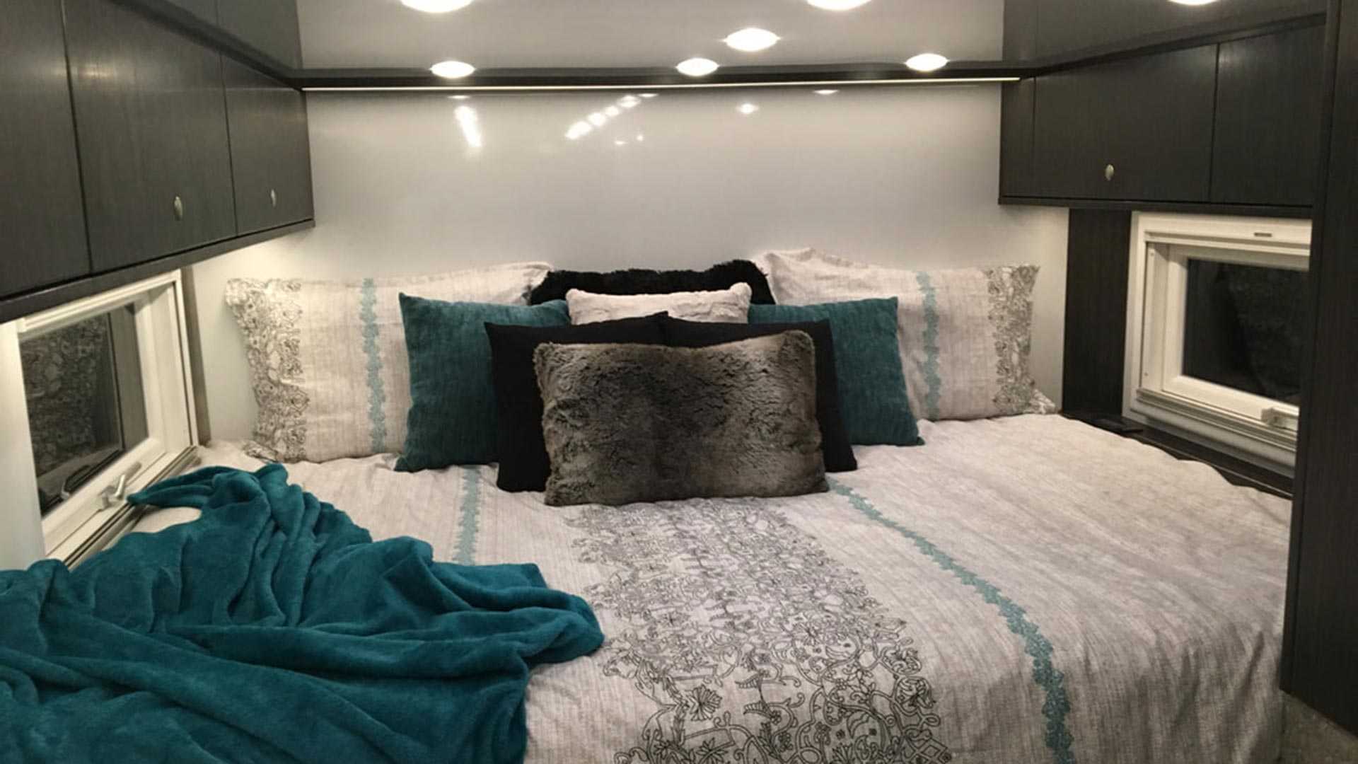 Xe tải sang trọng như khách sạn 5 sao, giá 10,7 tỷ đồng