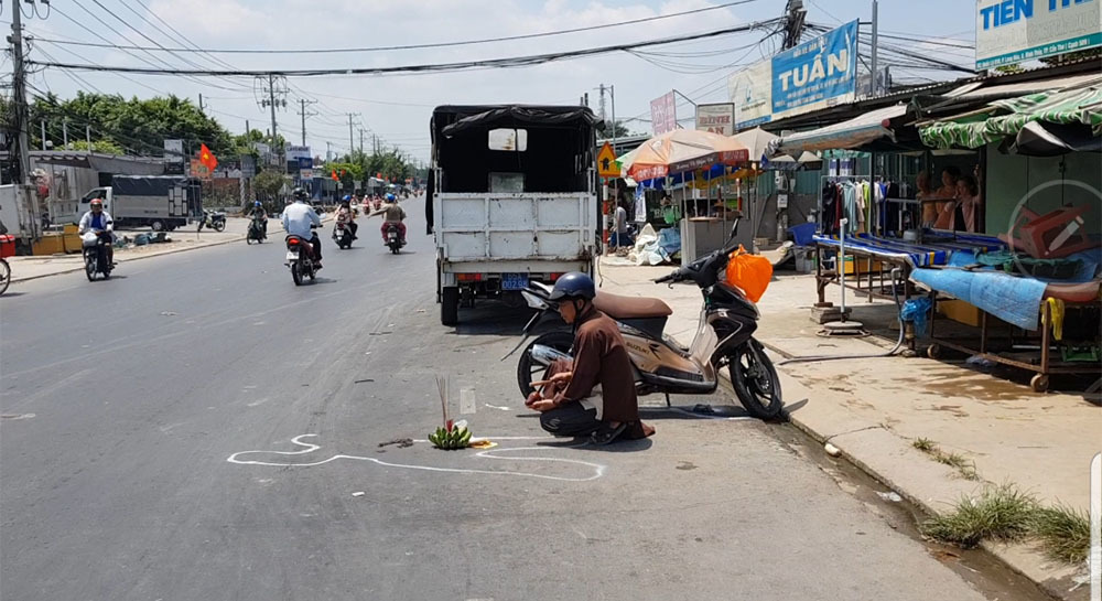 Người đàn ông nuôi 3 con nhỏ chết thảm dưới gầm xe container