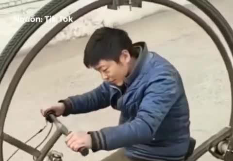 Chế xe một bánh độc như trong phim chỉ bằng động cơ xe máy