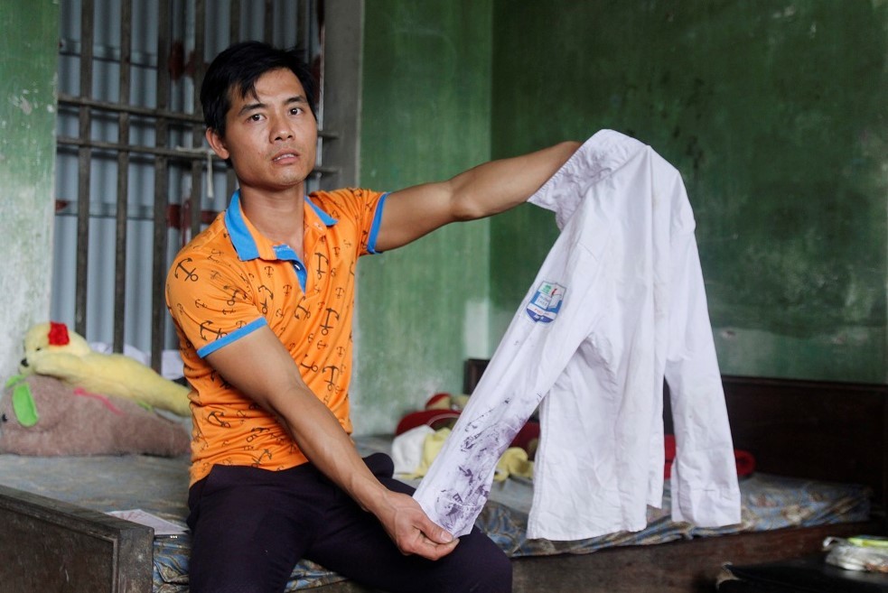 Nhóm nữ sinh lột quần áo bạn vì 