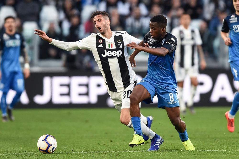 Ronaldo ngồi ngoài, sao trẻ giải cứu Juventus