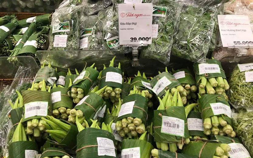 Cửa hàng, siêu thị gói rau củ bằng lá chuối khiến khách hàng thích thú