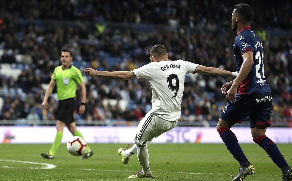 Benzema ghi tuyệt phẩm, Real thắng trận thứ 2 cùng Zidane