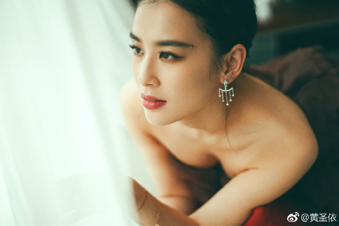 Mỹ nhân phản bội Châu Tinh Trì sống ra sao sau 10 năm cam chịu làm vợ bé?