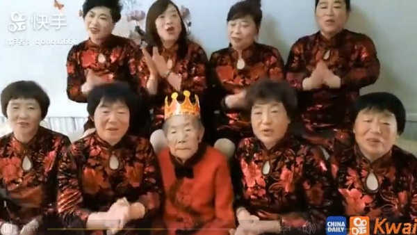 Cụ bà 88 tuổi được 8 cô con gái hát chúc mừng sinh nhật