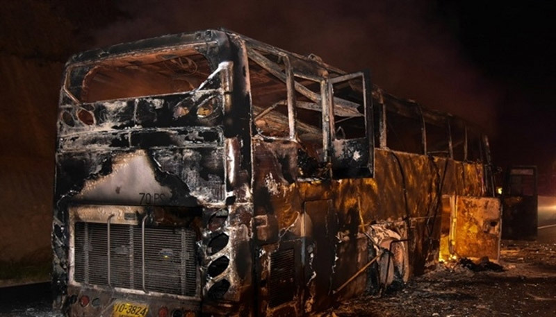 Xe buýt bốc cháy thành tro, 20 người chết thảm
