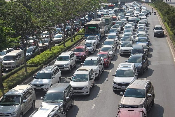 4 ô tô dính nhau trên cầu Sài Gòn, nghìn xe nối dài ngút mắt