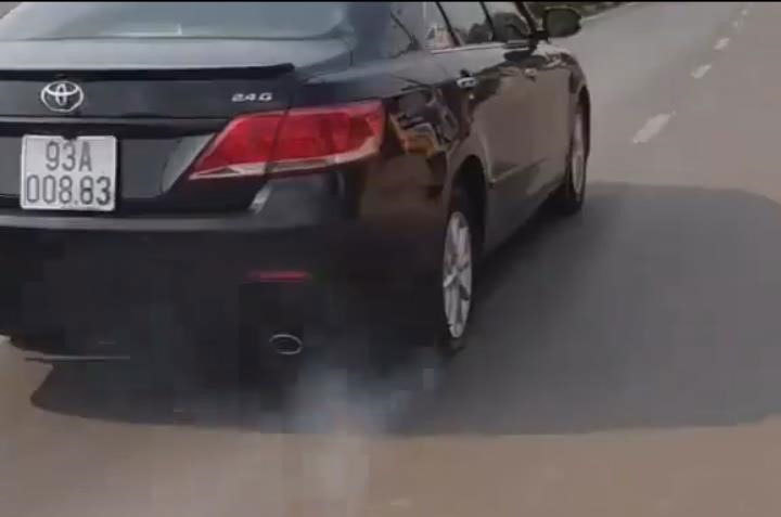 Hài hước ô tô bị thủng lốp bốc khói vẫn chạy trên đường